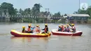 Anak-anak menggunakan masker saat rafting di kawasan Bendungan Katulampa, Bogor, Jawa Barat, Kamis (29/10/2020). Kegiatan yang diadakan oleh Hiking Bocah pada setiap akhir pekan atau libur panjang ini dalam rangka mengenalkan anak kepada alam. (merdeka.com/Arie Basuki)