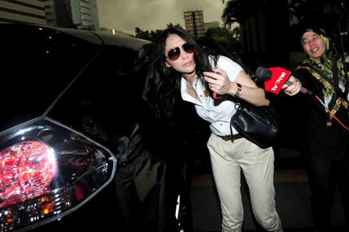 Terlihat cantik, Maia Estianty jenguk Angie di KPK