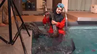Rayakan 20 Juta Subscribers, Ini 6 Momen Ria Ricis Renang Bareng Ular