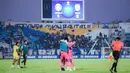 Kiper Persib Bandung, Teja Paku Alam, merayakan kemenangan atas Arema FC pada laga pekan keenam BRI Super League 2025/2026 di Stadion Kanjuruhan, Kabupaten Malang, Senin (22/9/2025) sore WIB. (Bola.com/Iwan Setiawan)