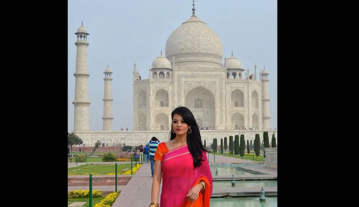 Di akun Instagramnya, Farah Quinn memposting foto-foto liburannya saat di Taj Mahal. (instagram.com/farahquinnofficial)