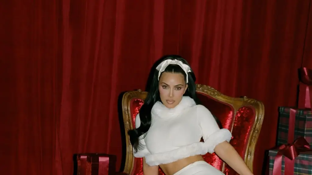 Sambut Natal 2025. Kim Kardashian membagikan foto dengan dekorasi meriah dan memakai warna busana Pantone terkini. [Foto: Instagram/ kim Kardashian]