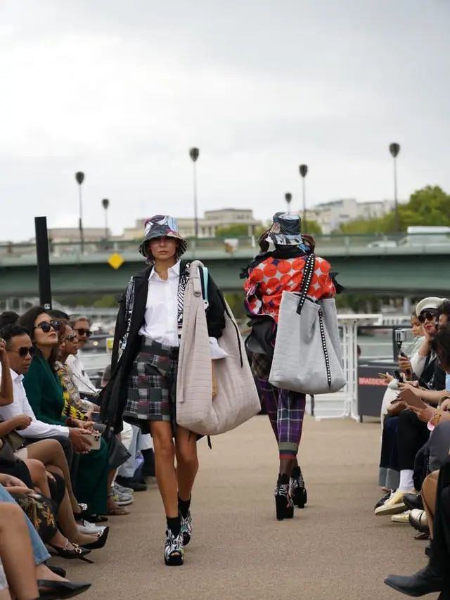 Slow fashion menjadi salah satu argumen yang dipresentasikan Indonesia Fashion Chamber (IFC) di kota Paris pada 3-4 September 2022 lalu.