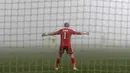 Kiper FC Fastav Zlin, Zdenek Zlamal menjaga gawangnya dengan suasana kabut tebal saat bertanding dengan F.C. Copenhagen pada Grup F Liga Europa di Stadion Andruv, Ceko (19/10). Kedua klub bermain imbang 1-1. (AP Photo/Petr David Josek)