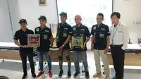 Pemilik Manual Tech KYT Kawasaki Racing, Ibnu sambodo (dua dari kanan), bersama seluruh berfoto setelah konferensi pers.