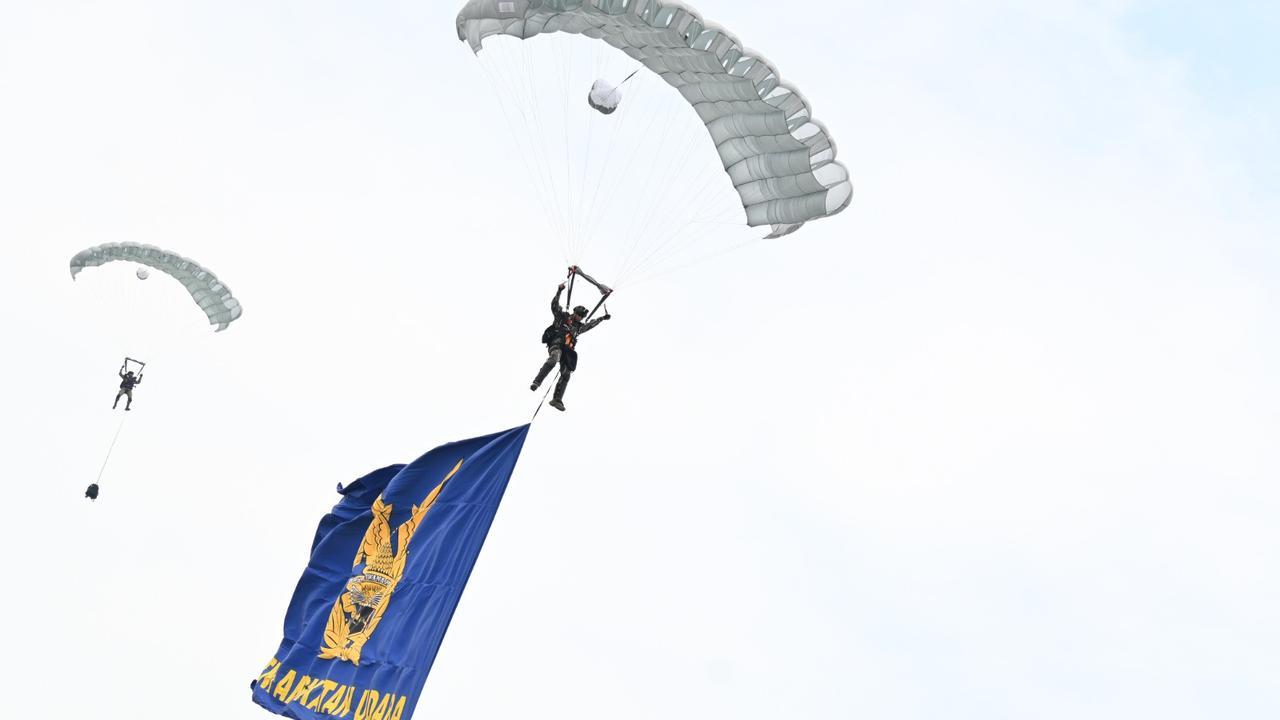 Demo udara TNI AU di HUT ke-80 TNI di kawasan Monumen Nasional (Monas)