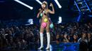 Miley Cyrus berbicara di atas panggung saat menjadi host di ajang bergengsi MTV VMA 2015 yang digelar di Microsoft Theatre, Los Angeles, California, AS (30/8/2015). (REUTERS/Mario Anzuoni)