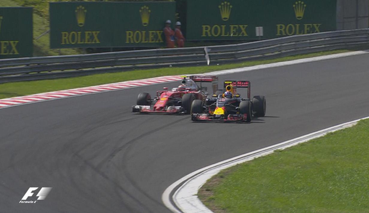 Pebalap Ferrari, Kimi Raikkonen, bersenggolan dengan pebalap Red Bull, Max Verstappen, dalam balapan F1 GP Hungaria di Sirkuit Hungaroring, Budapest, Minggu (24/7/2016). (Bola.com/Twitter/F1)