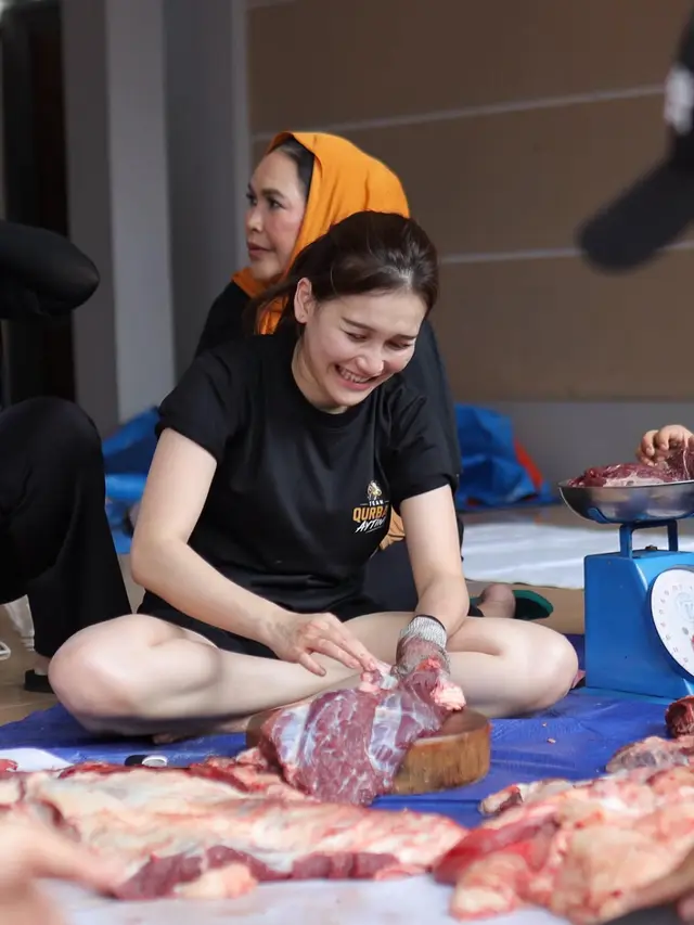 Ayu Ting Ting saat Jadi Panitia Kurban. [@ayutingting92]