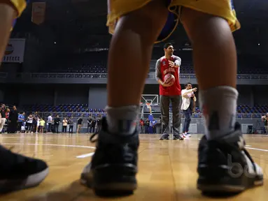 Bintang NBA dari Oklahoma City Thunder, Enes Kanter memberikan instruksi saat sesi Coaching Clinic di Britama Arena, Jakarta, Kamis (18/5/2017). (Bola.com/Nicklas Hanoatubun)