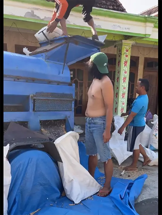 Isa memilih menjalankan usaha di kampung. Melalui akun instagramnya, ia kerap membagikan beberapa momen kegiatannya. Isa memperlihatkan tengah mengiling jagung hasil panen. [Instagram/isa_bajaj]
