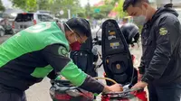 Ilustrasi mitra pengemudi Gojek, Atang Saputra, yang kerap membantu orang lain di jalan. (Foto: Gojek)