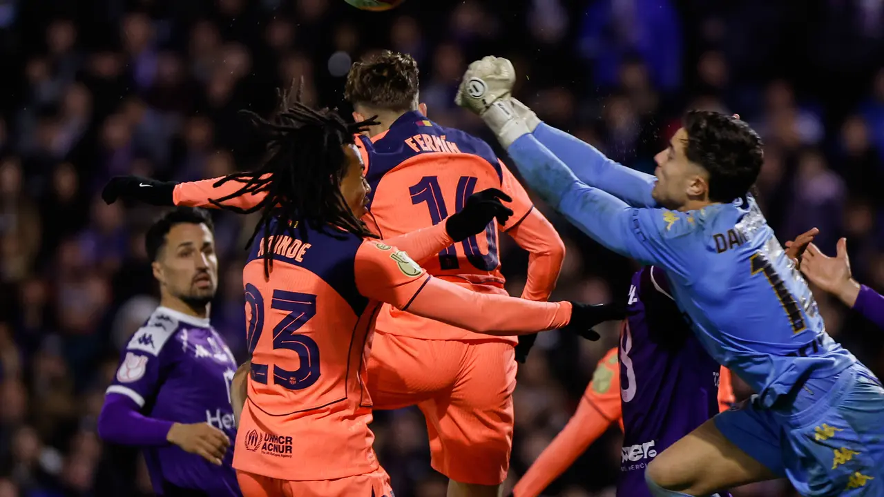 Duel Guadalajara vs Barcelona di babak 32 besar Copa del Rey di Estadio Pedro Escartin, Rabu (17/12/2025). (AP Photo/Rudy Garcia)