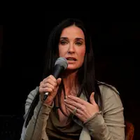  Seorang lelaki ditemukan tewas di kolam renang Demi Moore, polisi menemukan mayat laki-laki berusia 21 tahun tersebut pada dasar kolam. (Bintang/APE)