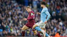 Pemain West Ham, Jarrod Bowen (kiri), mencoba lepas dari penjagaan Josko Gvardiol, saat bertanding di Liga Inggris 2025/2026, Sabtu (20/12/2025) malam WIB. (AP Photo/Dave Thompson)