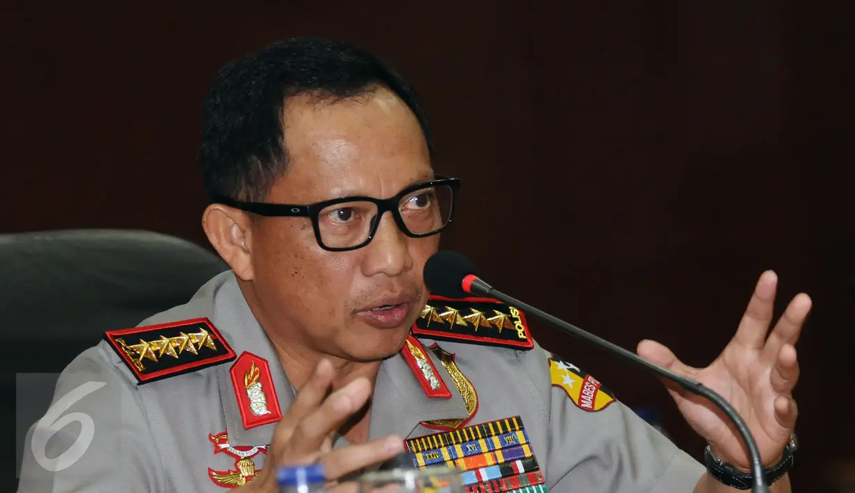 Kapolri Jenderal Tito Karnavian memberi keterangan terkait penetapan Basuki Tjahaja Purnama (Ahok) sebagai tersangka kasus penistaan agama di Jakarta, Rabu (16/11). Ahok ditetapkan tersangka usai gelar perkara, (15/11). (Liputan6.com/Helmi Fithriansyah)