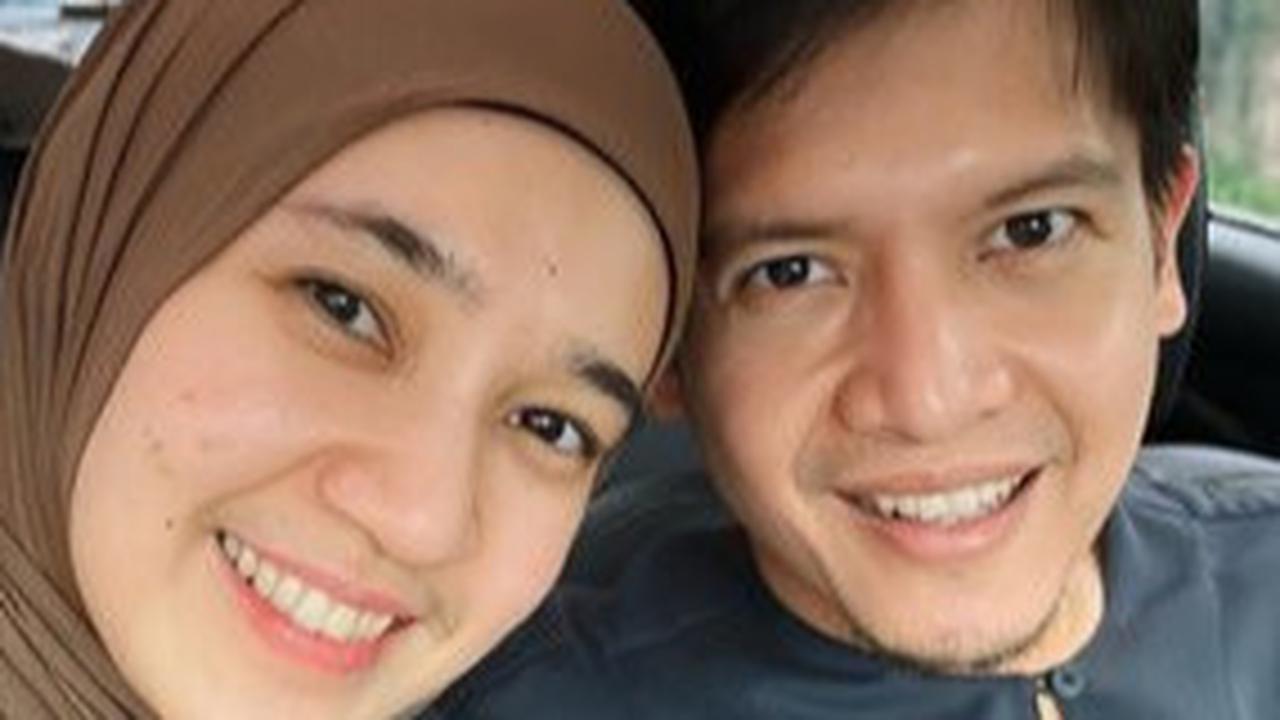 6 Potret Bahagia Dhini Aminarti dan Dimas Seto Gendong Bayi saat Berkunjung ke PSAB Bandung, Auranya Sangat Mengayomi