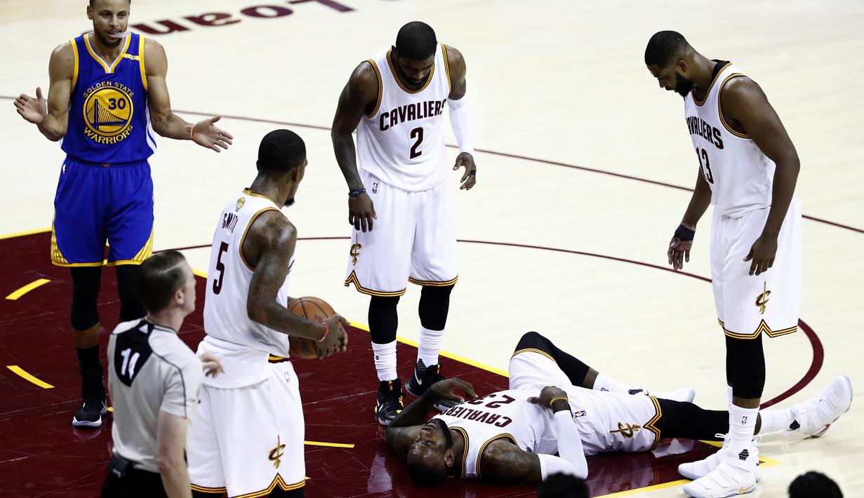 Pemain Cleveland Cavaliers, LeBron James, terjatuh saat bertanding melawan Golden State Warriors pada Gim 3 Final NBA 2017, Rabu (7/6/2017). Warriors menang 118-113. (EPA/Larry W. Smith)