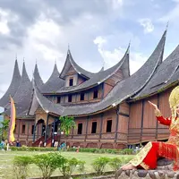 Ira Wibowo unggah keseruan berkunjung ke Sumatera Barat dan menggunakan busana adat Minang [@irawbw]