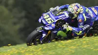 Pembalap Movistar Yamaha, Valentino Rossi, tercecer pada urutan tujuh MotoGP Austria di Red Bull Ring, Minggu (13/8/2017). (AP Photo/Kerstin Joensson)