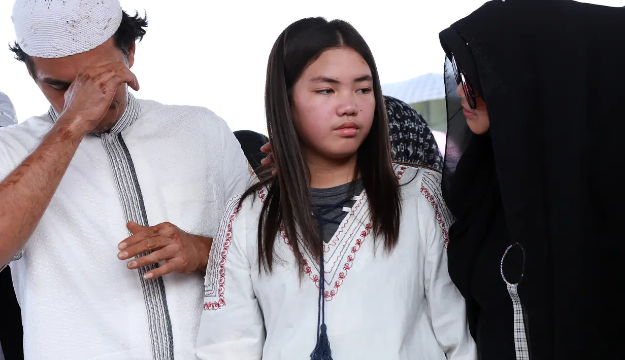 "Papah sering sharing. Saya kan tinggal anak satu-satunya, jadi sharing sama papah terus. Papah tempat sharing atau ngobrol," kenang Rina Gunawan di pemakaman ayahnya di TPU Tanah Kusir, Jakarta Selatan, Senin (23/5/2016). (Adrian Putra/Bintang.com)