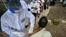 Tentara Sri Lanka menyuntik seorang pria dengan dosis vaksin COVID-19 Pfizer-BioNTech di Kolombo, Rabu (7/7/2021). Sri Lanka memberikan Pfizer untuk dosis kedua kepada mereka yang dibiarkan menunggu setelah menerima AstraZeneca sebagai yang pertama awal tahun ini. (Ishara S. KODIKARA/AFP)