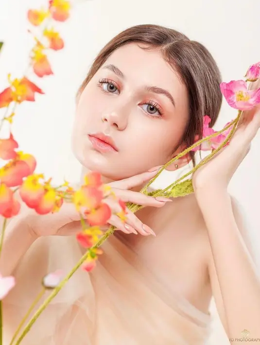 Penampilan pemeran sinetron Buku Harian Seorang Istri disempurnakan dengan pulasan makeup flawless nuansa peach dari tangan MUA Vuva Melianti. (Instagram/fdphotography90).