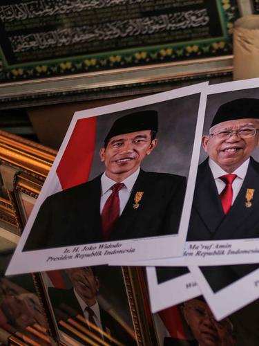 Poster Presiden Joko Widodo dan Wakil Presiden terpilih Ma'ruf Amin yang dijualnya di Pasar Baru, Jakarta, Rabu (16/10/2019). Menjelang pelantikan presiden, foto pasangan Jokowi-Ma'ruf Amin mulaih dijual ke pasar umum. (Liputan6.com/Faizal Fanani)
