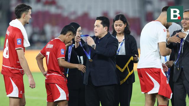 Ketua Umum PSSI, Erick Thohir (tengah kanan) mengalungkan medali runner up untuk pemain Timnas Indonesia, Beckham Putra setelah final FIFA Series 2026 melawan Bulgaria di tadion Utama Gelora Bung Karno, Senayan, Jakarta, Senin (30/03/2026). (Bola.com/M Iqbal Ichsan)