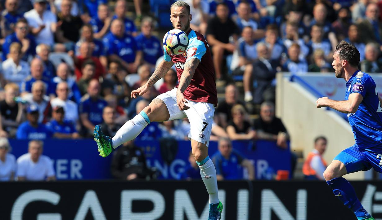 Aksi pemain West Ham United, Marko Arnautovic melakukan kontrol bola saat melawan Leicester City pada lanjutan Premier League di King Power Stadium, Leicester, (5/5/2018).  West Ham menang 2-0. (AFP/Lindsey Parnaby)