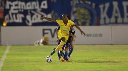 Pemain Sriwijaya FC Patrich Wanggai menggiring bola dibayangi para pemain Arema  pada laga semifinal Piala Presiden di Stadion Manahan, Solo, Minggu (11/10/2015). Sriwijaya menang 2-1. (Bola.com/Nicklas Hanoatubun).