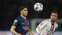 Aksi Achraf Hakimi di laga PSG vs Lyon di pekan ke-30 Ligue 1 di Parc des Princes, Senin (20/4/2026). (AP Photo/Christophe Ena)