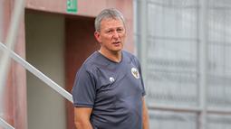 Konsultan pelatih Timnas Indonesia U-17, Frank Wormuth terlihat saat latihan resmi Timnas Indonesia U-17 jelang laga penentu Grup A Piala Dunia U-17 2023 melawan Timnas Maroko U-17 yang berlangsung di Stadion Gelora 10 November, Tambaksari, Surabaya,  Rabu (15/11/2023). (Bola.com/Bagaskara Lazuardi)