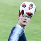 Bek Prancis, Benjamin Pavard mengincar bola saat sesi latihan resmi jelang melawan Argentina dalam babak 16 besar Piala Dunia 2018 di Centralny Stadium di Kazan, Rusia, Jumat (29/6). (SAEED KHAN/AFP)