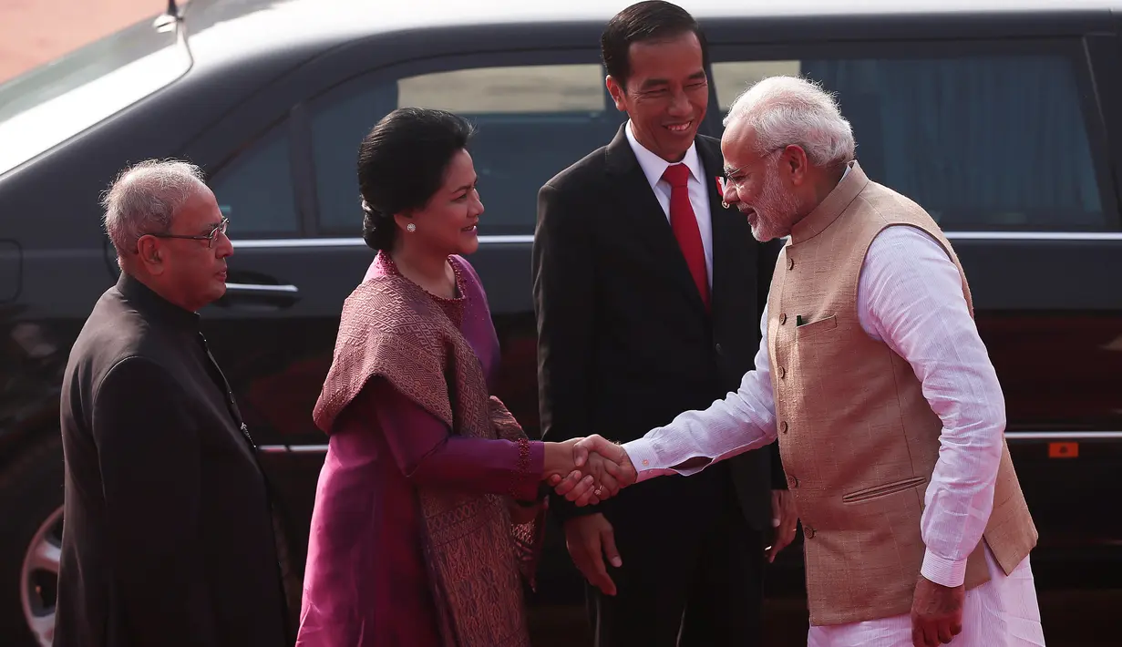Presiden Joko Widodo (Jokowi) dan Ibu Negara RI, Iriana Joko Widodo disambut Presiden India Pranab Mukherjee dan PM India Narendra Modi (kanan) setibanya di Istana Rashtrapati Bhavan, New Delhi, Senin (12/12). (REUTERS/Adnan Abidi)