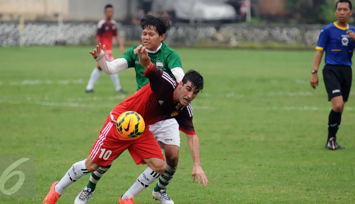 Penyerang PS Polri, Robertino Pugliara (depan) berebut bola dengan pemain PS MSG, Adam Alis di Mako Brimob, Depok, Rabu (24/2/2016). Laga persiapan menghadapi turnamen Piala Bhayangkara 2016 ini berakhir imbang 1-1. (Liputan6.com/Helmi Fithriansyah)