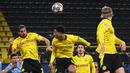 Para pemain Borussia Dortmund melompat menyambut bola dalam situasi sepak pojok saat melawan Manchester City dalam laga leg kedua perempatfinal Liga Champions 2020/2021 di Signal Iduna Park, Dortmund, Rabu (14/4/2021). Dortmund kalah 1-2 dari Manchester City. (AFP/Ina Fassbender/Pool)
