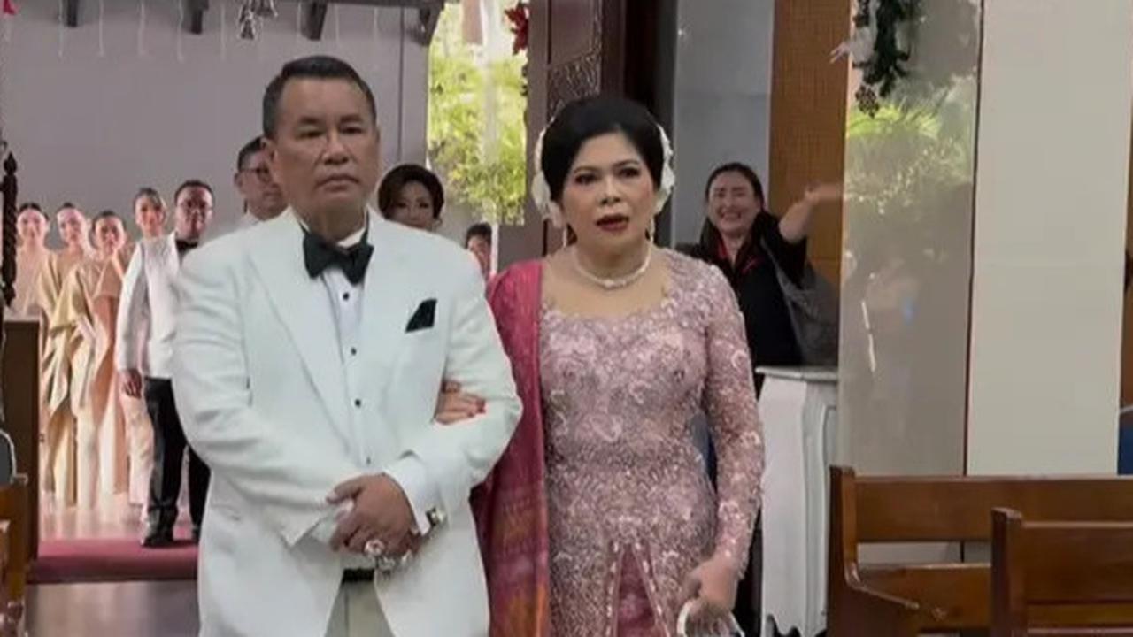 Penampilan Hotman Paris dan Istri di Pernikahan Frank Hutapea sang Putra, Berkelas Jadi Sorotan