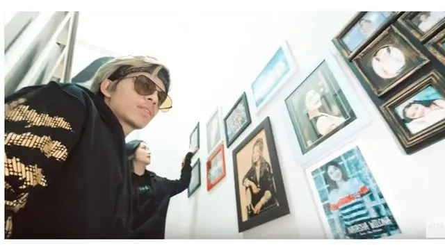 Rumahnya terdapat dua lantai, di tembok tangga tertempel foto Natasha Wilona yang didapat dari fans.
