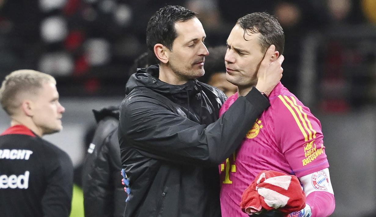 Pelatih Eintracht Frankfurt, Dino Toppmoeller, berusaha menenangkan kiper Bayern Munchen, Manuel Neuer, yang kecewa pada laga pekan ke-13 Liga Jerman 2023/2024 di Stadion Deutsche Bank Park, Sabtu (9/12/2023). Die Roten keok dengan skor telak 1-5. (Dpa via AP/Arne Dedert)