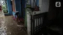 Warga dengan alat seadanya membersihkan rumah yang terendam banjir di kawasan Rawajati, Kalibata, Jakarta, Senin (10/10/2022). Tingginya curah hujan di kawasan Bogor mengakibatkan ratusan rumah di enam RT Kelurahan Rawajati terendam banjir dengan ketinggian mencapai dua meter. (Liputan6.com/Faizal Fanani)