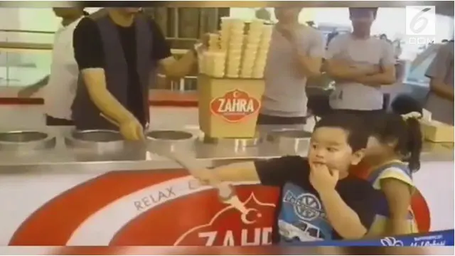 Seorang bocah dikerjai oleh penjual es krim.