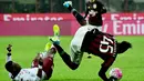 Pemain Torino, Afriyie Acquah, (kiri) melanggar striker AC Milan, Mario Balotelli, dalam laga Serie A Italia di Stadion San Siro, Milan, (27/2/2016). (AFP/Giuseppe Cacace)
