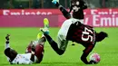 Pemain Torino, Afriyie Acquah, (kiri) melanggar striker AC Milan, Mario Balotelli, dalam laga Serie A Italia di Stadion San Siro, Milan, (27/2/2016). (AFP/Giuseppe Cacace)