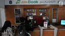 Kasir melayani pengunjung yang berbelanja di pasar buku Jakbook di Pasar Kenari, Jakarta Pusat, Selasa (30/4/2019). Pasar buku murah yang buka dari pukul 08.00 WIB-17.00 WIB ini menjual sejumlah buku, mulai dari buku bacaan hingga pengetahuan, layaknya toko buku. (merdeka.com/Iqbal S. Nugroho)