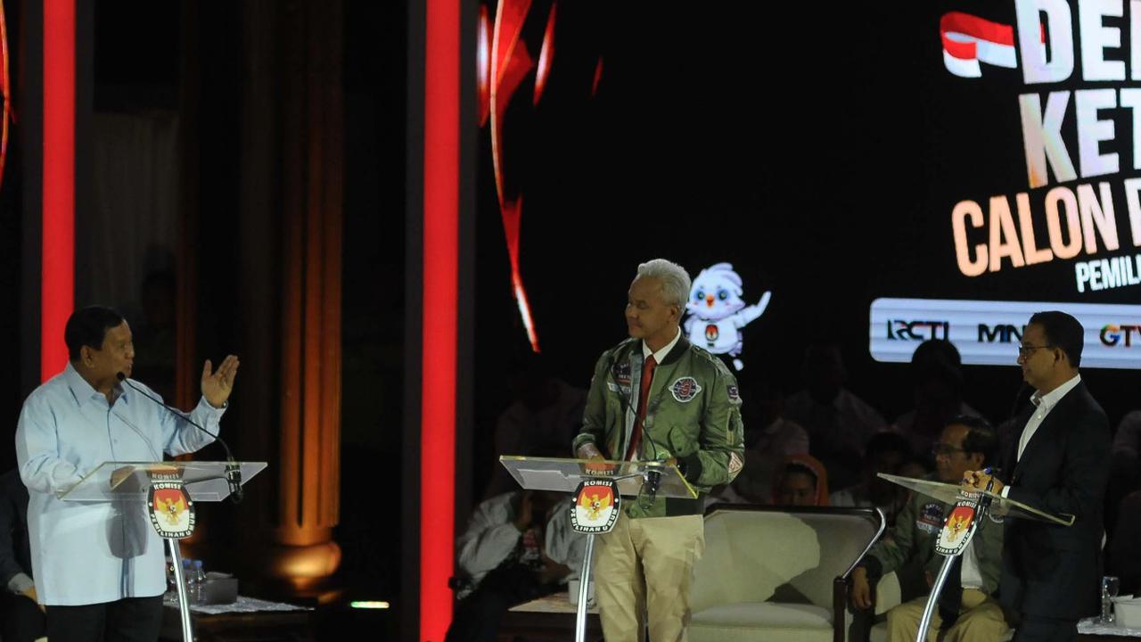 Momen menarik yang dimulai dari saling sindir hingga memanas dengan serangan-serangan argumennya yang tajam mewarnai selama Debat Ketiga Capres 2024. Dari sekian banyak serangan, ada beberapa yang menyita perhatian di antaranya sebagai berikut:<br>