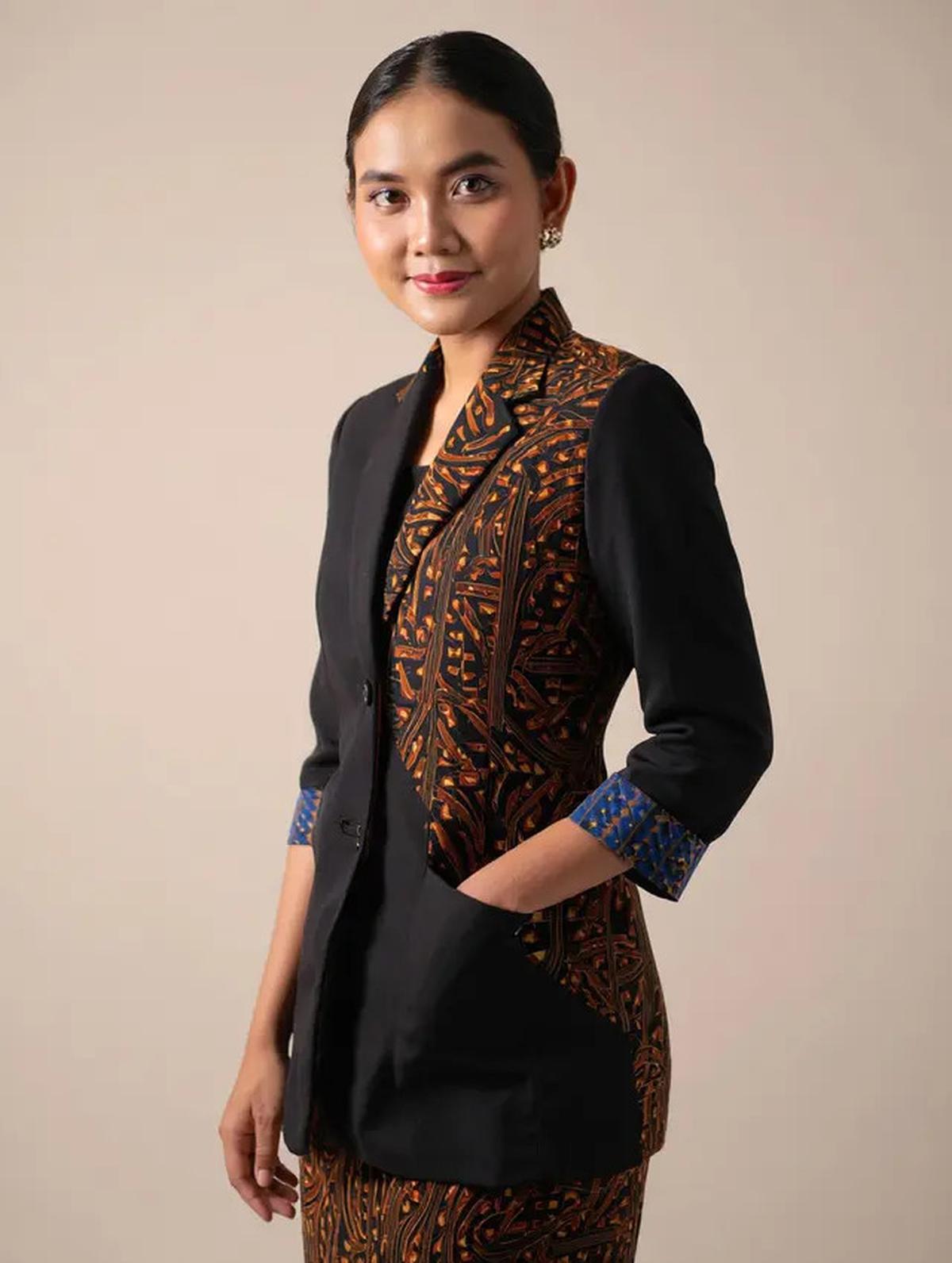 7 Model Jas Kombinasi Batik Wanita yang Trendi di Tahun 2025, Gaya Formal Elegan Berbalut Nuansa Budaya
