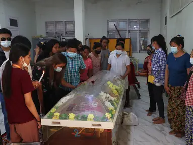 Orang-orang melihat tubuh Kyal Sin atau akrab disapa Angel, yang tewas dalam demonstrasi menentang kudeta militer, di Mandalay, Myanmar, Rabu (3/3/2021). Mahasiswa 19 tahun tersebut kepalanya tertembus timah panas yang diletuskan oleh petugas militer Myanmar. (AP Photo)