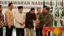 Koordinator Presidium Majelis Nasional KAHMI terpilih periode 2017-2022 Kamrussamad menyalami Wapres Jusuf Kalla pada penutupan Musyawarah Nasional (Munas) Korps Alumni Himpunan Mahasiswa Islam ke-10 di Medan, Minggu (19/11). (Liputan6.com/Pool/KAHMI)