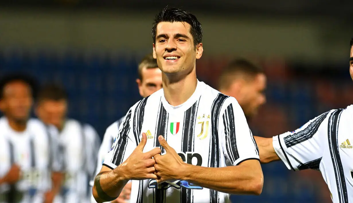 Penyerang Juventus, Alvaro Morata, melakukan selebrasi usai mencetak gol ke gawang Crotone pada laga Liga Italia di Stadion Ezio Scida, Minggu (18/10/2020). Kedua tim bermain imbang 0-0. (Francesco Mazzitello/LaPresse via AP)